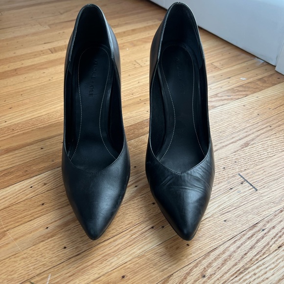 Kendall + Kylie black pumps heels in black leather. Size 8.5 - Picture 4 of 7